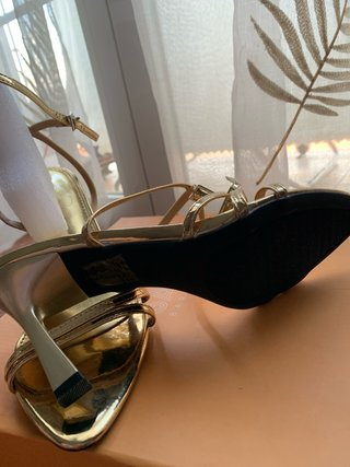Sandalias doradas mujer