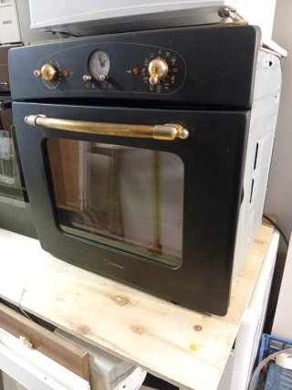 Horno eléctrico negro con tirador dorado
