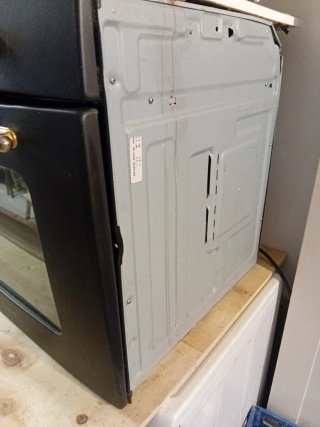 Horno eléctrico negro con tirador dorado