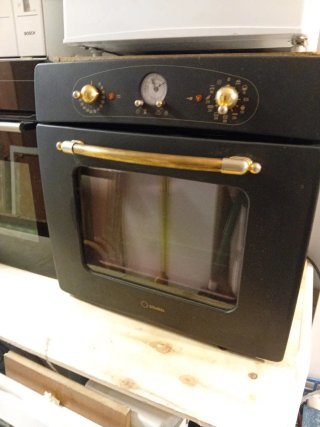 Horno eléctrico negro con tirador dorado