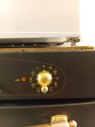Horno eléctrico negro con tirador dorado