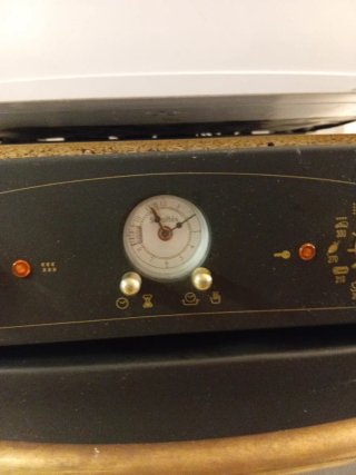 Horno eléctrico negro con tirador dorado