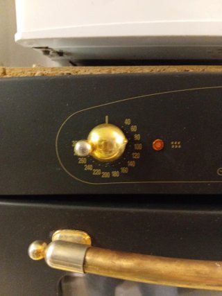 Horno eléctrico negro con tirador dorado