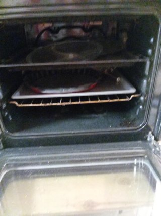 Horno eléctrico negro con tirador dorado