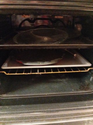 Horno eléctrico negro con tirador dorado