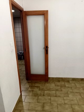 Puerta madera maciza con cristal
