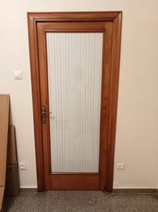 Puerta madera maciza con cristal