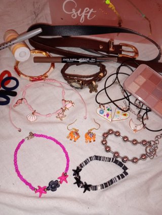 Set di accessori: cinture, bracciali, collane
