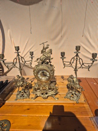 Reloj y candelabros de bronce