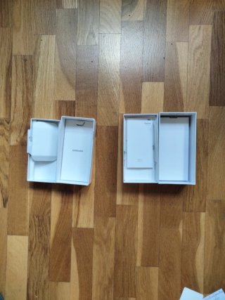 Cajas vacías Samsung Galaxy A52 y Xiaomi Redmi 9