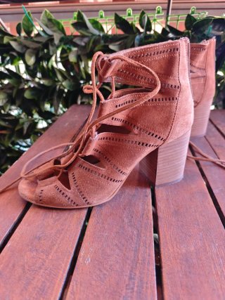 Botines de ante con cordones