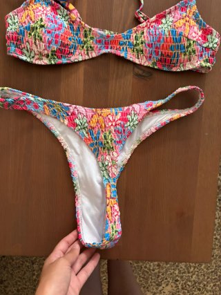 Bikini floral multicolor con fruncido
