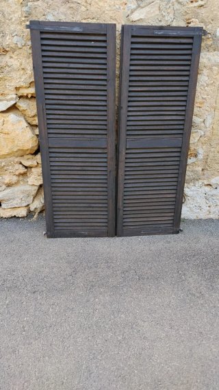 Persiana mallorquina de madera oscura