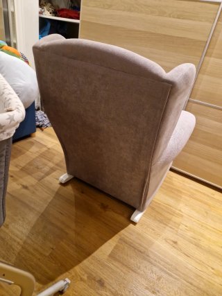 Sillón de lactancia mecedora