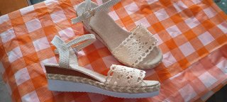 Sandalias cuña beige y blancas T.37