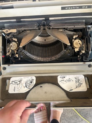 Máquina de escribir Adler Electric 21D