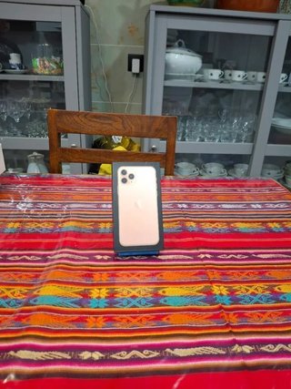 Caja iPhone 11 Pro dorado