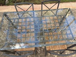Mesa de hierro y cristal con 4 sillas