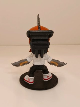 Figura Chainsaw Man impresa en 3D y pintada a mano