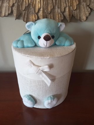 Cesto para pañales con peluche oso azul