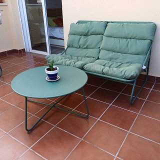 Sofá y mesa de jardín verde incluye funda.