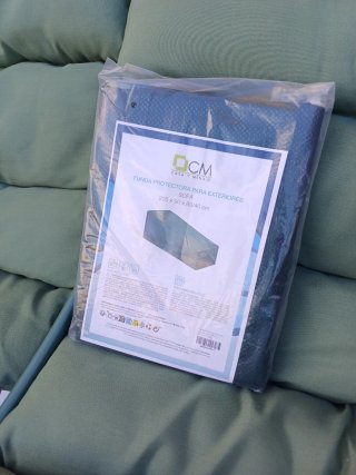 Sofá y mesa de jardín verde incluye funda.