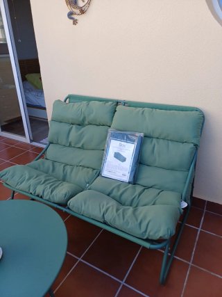Sofá y mesa de jardín verde incluye funda.