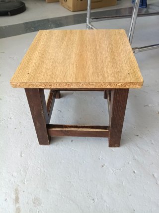 Taburete de madera marrón
