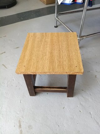 Taburete de madera marrón