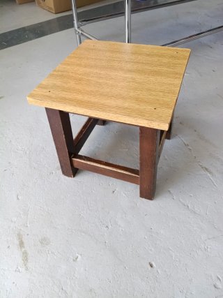 Taburete de madera marrón