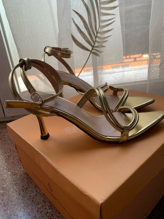 Sandalias doradas de tiras finas