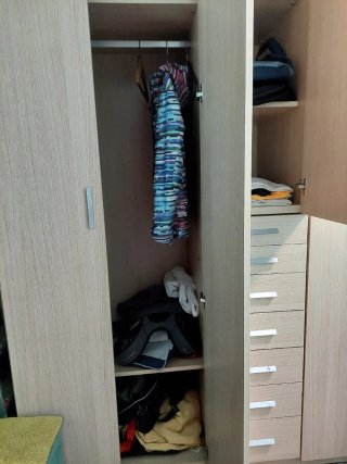 Armario de madera con cajones