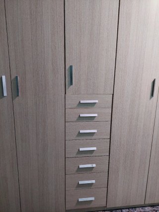 Armario de madera con cajones