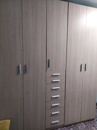 Armario de madera con cajones