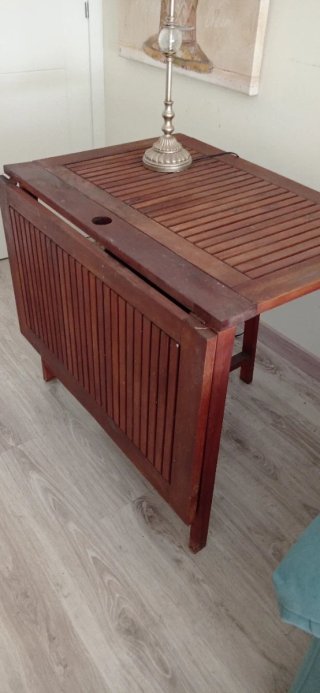 Mesa de terraza o jardín de madera