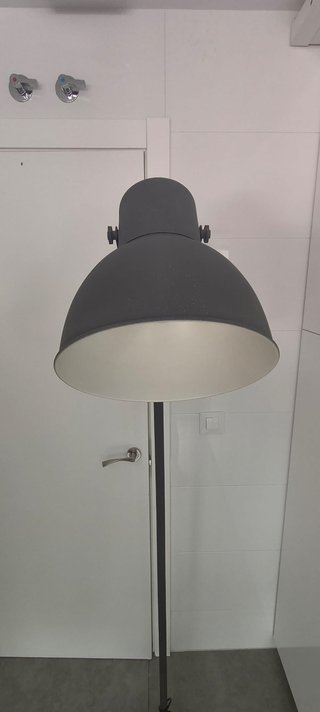 Lámpara de pie IKEA HEKTAR gris oscuro