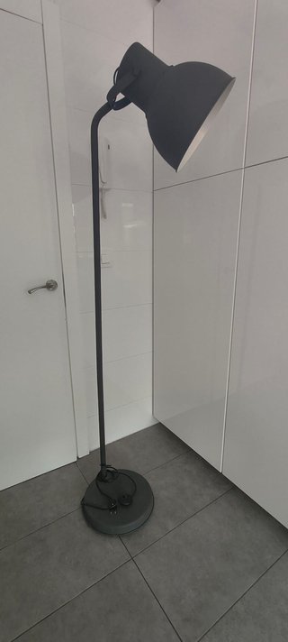 Lámpara de pie IKEA HEKTAR gris oscuro