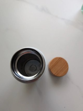 Termo blanco con tapa de madera + tupper kiwi