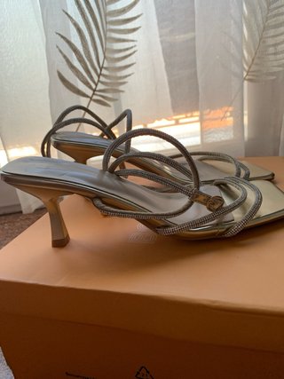 Sandalias doradas tacón fino con pedrería