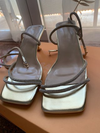 Sandalias doradas tacón fino con pedrería