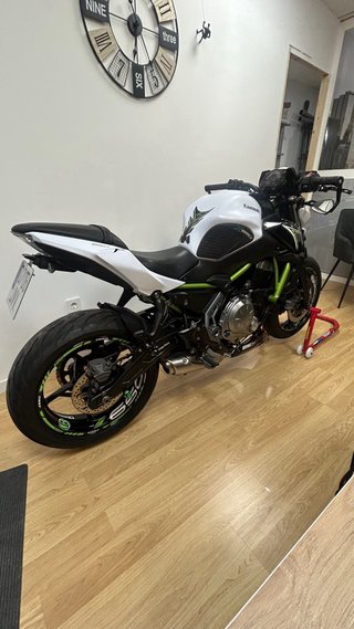 Kawasaki Z650 Naked Blanca y Verde