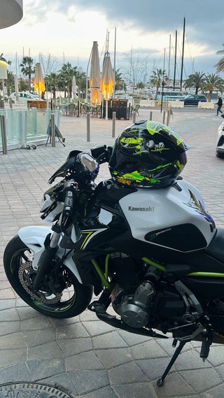Kawasaki Z650 Naked Blanca y Verde