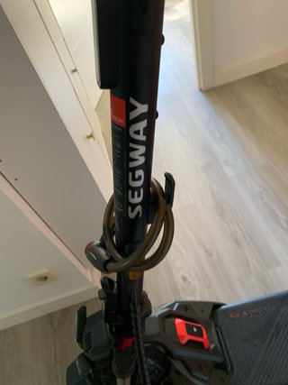 Este patinete es el Segway Ninebot ZT3 Pro (modelo