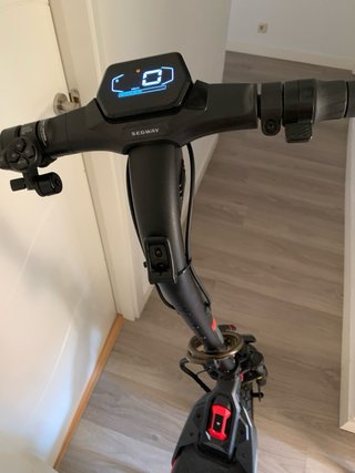 Este patinete es el Segway Ninebot ZT3 Pro (modelo