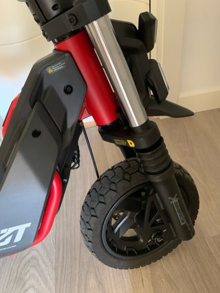Este patinete es el Segway Ninebot ZT3 Pro (modelo