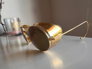 Gafas de sol retro doradas. Antigua