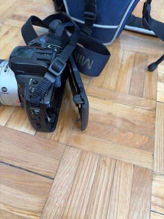 Cámara analógica Minolta con bolso y trípode