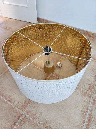 Lámpara de techo Ikea blanca y dorada