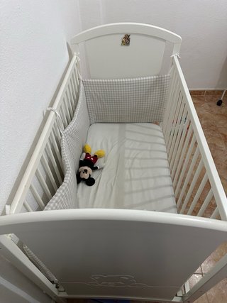 Cuna blanca bebé