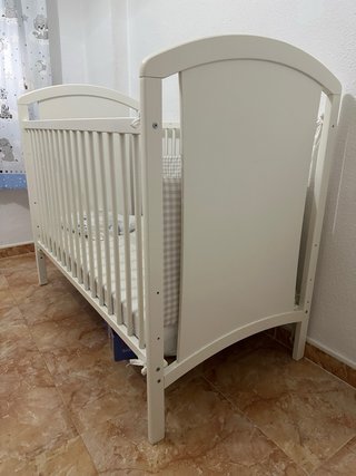 Cuna blanca bebé
